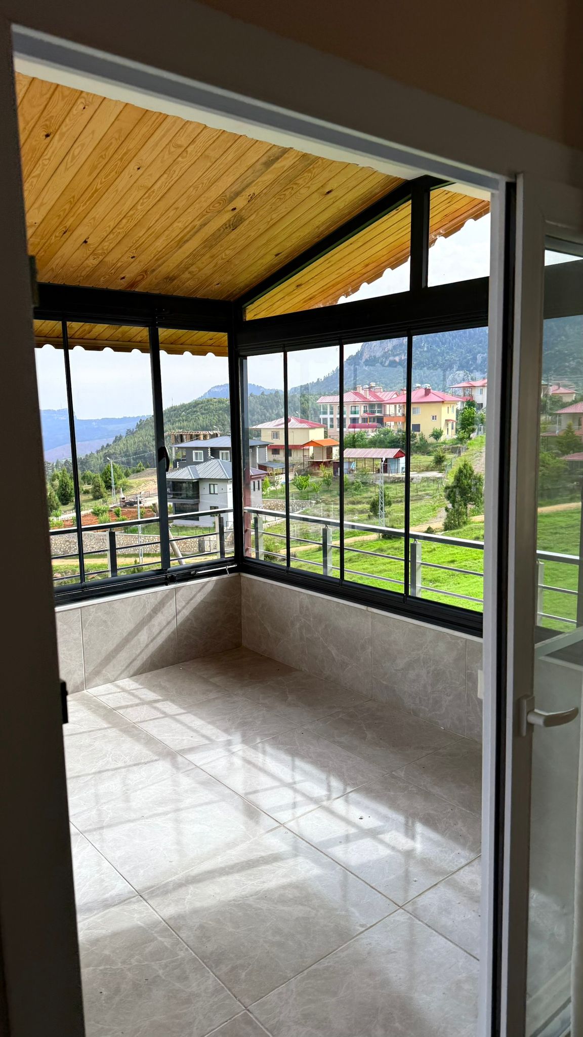 8 mm füme antrasit temperli cam balkon uygulaması — Fındıkpınarı Yaylası