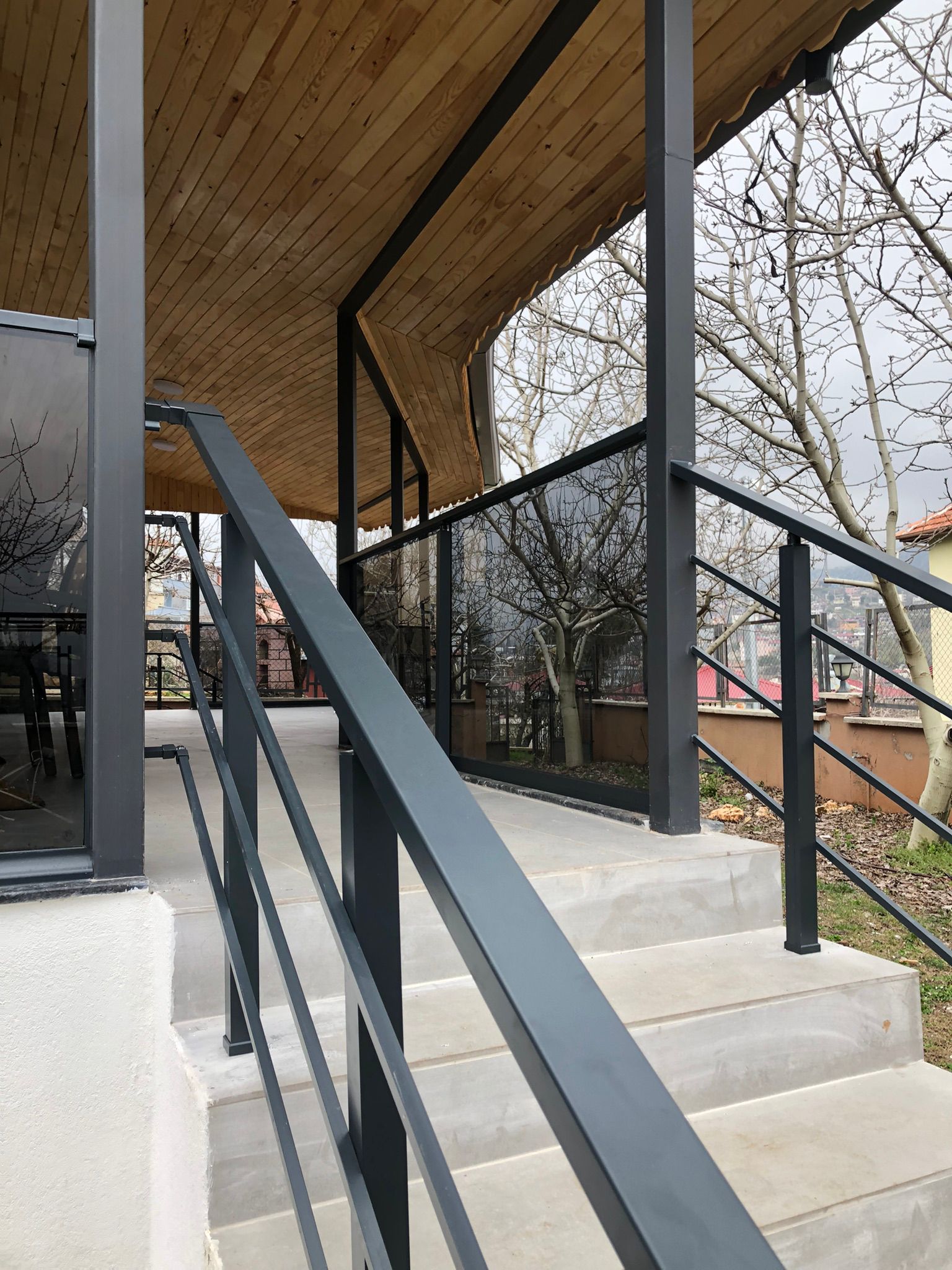 Kare korkuluk artı cam korkuluk uygulaması
